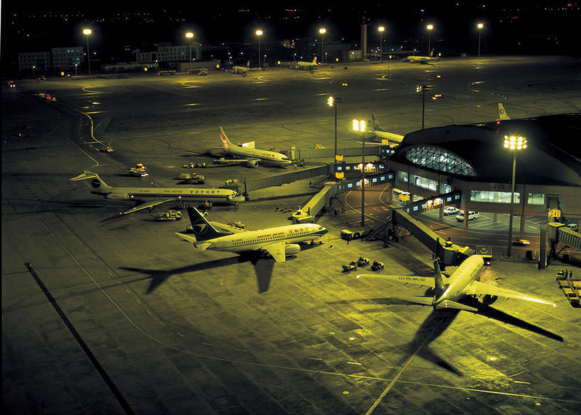 无人,家,机场,横图,俯视,室外,白天,度假,美景,城市风光,城市,道路,飞机,飞机场,路,路灯,公路,照明,北京,中国,亚洲,一排,许多,停靠,阴影,整齐,光线,影子,房屋,屋子,景观,灯光,交通,首都,很多,娱乐,航空,楼房,住宅,灯,排列,停机坪,交通工具,享受,休闲,景色,放松,运输,照亮,客机,照明设备,队列,载具,东亚,四架,中华人民共和国,北京市,京,北平,华北地区,北京首都国际机场,首都国际机场,首都机场,马路,彩图,高角度拍摄,房子,北京机场