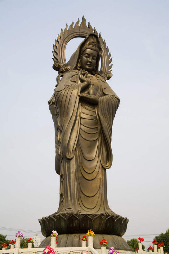 东方人,一个人,无人,站,笑,微笑,竖图,室外,白天,仰视,民族服装,智慧,树林,植物,花瓶,雕塑,武汉,中国,亚洲,仅一个年轻女性,仅一个女性,仅一个人,许多,阴影,服装,节日,神话,艺术,装饰,盛开,光线,雕刻,雕像,影子,陶瓷,陶瓷制品,很多,花蕾,注视,黄种人,文化,花,花瓣,花朵,鲜花,树,树木,衣服,蓝色,绿色,蓝天,天空,阳光,自然,瓶子,工艺品,天,花苞,花蕊,观察,看,祈祷,手势,站着,健康,搭,许愿,宗教,观音,服饰,佛教,信仰,生长,晴朗,成长,观看,纪念,祈求,美术,察看,衣着,穿着,搭着,关注,主题,传说,陈列,东亚,菩萨,湖北,湖北省,武汉市,万里无云,观音菩萨,归元寺,汉阳,中华人民共和国,省会,功能,美学,华中地区,鄂,衣饰,释教,慈悲,中国神话,观世音,观世音菩萨,观音大士,观自在菩萨,平安,年轻女性,女人,女性,亚洲人,晴空,晴空万里,站立,彩图,低角度拍摄,全身,传统服装,民俗服,归元禅寺,汉阳区,打手势