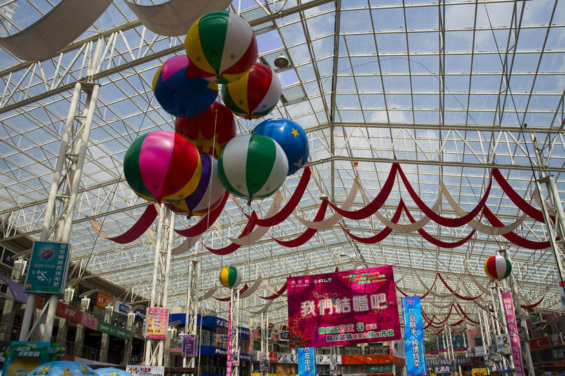 无人,商店,横图,室内,白天,仰视,购物,度假,消费,美景,窗户,城市风光,超市,城市,商场,中国,亚洲,一排,许多,吊挂,悬挂,整齐,装饰,并列,并排,柱子,塑料,天窗,景观,很多,挂,娱乐,玻璃窗,排列,气球,塑料制品,享受,休闲,橡胶,景色,放松,金融,百货,华丽,修饰,黑,点缀,队列,平行,选购,贸易,百货公司,橡胶制品,东亚,黑龙江,黑龙江省,中华人民共和国,衬托,美观,雅致,雅观,血拼,东北地区,齐齐哈尔,齐齐哈尔市,彩图,低角度拍摄,购物商场,购物中心,商业中心