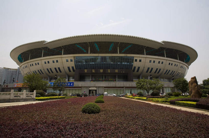 无人,体育馆,运动场,横图,室外,白天,仰视,旅游,度假,植物,标志建筑,道路,地标,建筑,路,公路,中国,亚洲,阴影,环绕,围绕,光线,瓦片,影子,柱子,屋檐,云,云朵,交通,云彩,环抱,娱乐,建设,体育场,檐,树,树木,蓝色,绿色,白云,蓝天,天空,阳光,自然,天,享受,休闲,旅游胜地,放松,生长,晴朗,成长,东亚,湖南,湖南省,中华人民共和国,省会,运动馆,华中地区,长沙,长沙市,湘,萦绕,晴空,马路,彩图,低角度拍摄,芙蓉区,贺龙体育场,湖南省劳动人民体育场