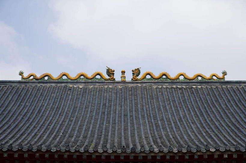 无人,寺庙,横图,室外,白天,正面,旅游,度假,名胜古迹,标志建筑,地标,建筑,中国,亚洲,一排,阴影,节日,遗迹,整齐,并列,并排,光线,纹路,瓦片,纹理,影子,屋顶,屋檐,云,云朵,燃烧,云彩,顶棚,古迹,文化,文物,娱乐,建设,古建筑,檐,排列,蓝色,黑色,白云,蓝天,天空,阳光,香火,庙宇,天,祈祷,享受,休闲,健康,旅游胜地,放松,许愿,宗教,信仰,晴朗,纪念,哈尔滨,祈求,黑,队列,平行,古文明,东亚,黑龙江,黑龙江省,肌理,中华人民共和国,省会,东北地区,哈尔滨市,极乐寺,平安,晴空,彩图,庙,寺,秦家岗,南岗区