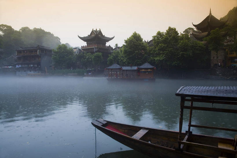 无人,家,横图,室外,白天,正面,旅游,度假,河流,名胜古迹,日落,山,山脉,水,植物,雾,标志建筑,地标,建筑,轮船,船,中国,亚洲,一艘,朦胧,模糊,遗迹,凤凰,房屋,屋子,河水,山峰,水流,晚霞,霞光,落日,山峦,古迹,文物,娱乐,建设,古建筑,楼房,树,树木,绿色,倒影,自然,黄昏,交通工具,群山,享受,休闲,旅游胜地,彩霞,放松,生长,成长,迷雾,倒映,载具,古文明,东亚,湖南,湘西,湖南省,凤凰古城,中华人民共和国,华中地区,湘,湘西州,湘西土家族苗族自治州,夕照,反照,薄暮,凤凰县,大雾,夕阳,彩图,傍晚,房子,斜阳,凤凰古城千潭苗寨,山江镇