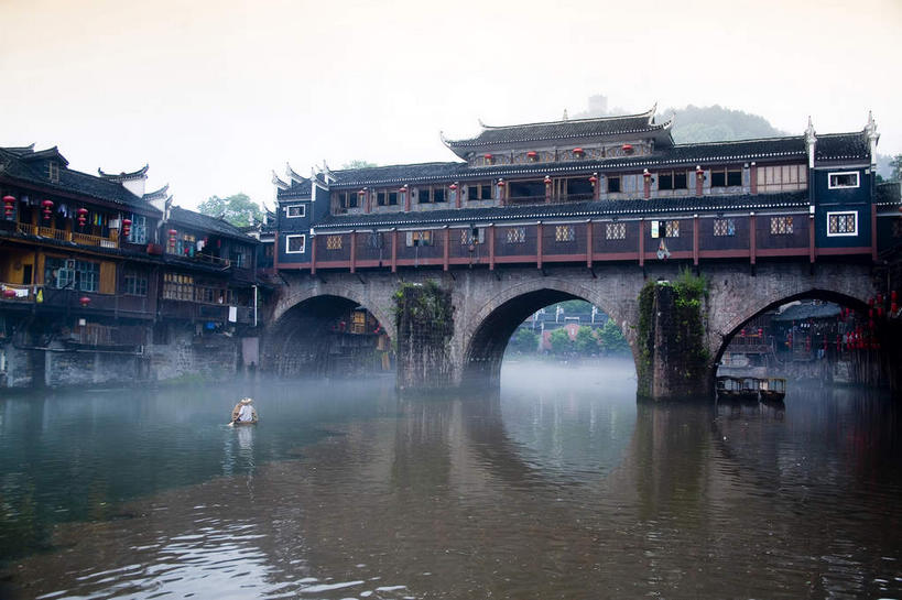 无人,家,横图,室外,白天,正面,旅游,度假,河流,名胜古迹,日落,山,山脉,水,植物,雾,标志建筑,地标,建筑,桥梁,中国,亚洲,朦胧,模糊,遗迹,凤凰,房屋,屋子,河水,山峰,水流,晚霞,霞光,落日,桥,山峦,古迹,文物,娱乐,建设,古建筑,石桥,楼房,拱桥,树,树木,绿色,倒影,自然,黄昏,群山,享受,休闲,旅游胜地,彩霞,放松,拱形,生长,成长,人行桥,石拱桥,迷雾,倒映,古文明,东亚,湖南,湘西,湖南省,凤凰古城,中华人民共和国,华中地区,湘,湘西州,湘西土家族苗族自治州,夕照,反照,薄暮,凤凰县,大雾,夕阳,彩图,傍晚,房子,斜阳,凤凰古城千潭苗寨,山江镇