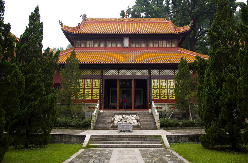 无人,学校,教学楼,横图,室外,白天,正面,旅游,度假,草地,草坪,名胜古迹,植物,门,标志建筑,道路,地标,建筑,路,中国,亚洲,阴影,遗迹,光线,瓦片,影子,屋顶,屋檐,小路,交通,顶棚,古迹,文物,娱乐,建设,古建筑,校园,檐,草,树,树木,绿色,天空,阳光,自然,门框,天,享受,休闲,教室,旅游胜地,放松,生长,成长,古文明,东亚,湖南,湖南省,中华人民共和国,省会,华中地区,长沙,长沙市,湘,彩图,教学大楼,岳麓山,岳麓山风景名胜区,岳麓书院,飞檐