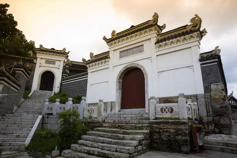 无人,宫殿,栏杆,横图,室外,白天,仰视,旅游,度假,名胜古迹,植物,楼梯,标志建筑,地标,建筑,中国,亚洲,遗迹,扶手,瓦片,阶梯,墙,屋顶,屋檐,乌云,云,阴天,云朵,拱门,牌坊,牌楼,云彩,顶棚,古迹,文化,文物,娱乐,建设,古建筑,护栏,檐,墙壁,墙面,台阶,树,树木,绿色,白色,天空,自然,天,享受,休闲,旅游胜地,放松,生长,成长,纪念,祭祀,宫廷,昏暗,阴沉,表彰,荣誉,古文明,东亚,贵州,贵州省,贵阳,中华人民共和国,省会,黔,西南地区,贵阳市,荣耀,王宫,彩图,低角度拍摄,皇宫,传统文化,花溪区,青岩古镇,青岩镇