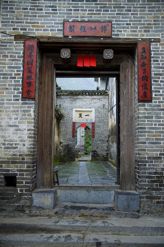 无人,家,竖图,室外,白天,正面,旅游,度假,建材,名胜古迹,标志建筑,道路,地标,建筑,路,桂林,中国,亚洲,阴影,遗迹,光线,材料,瓦片,影子,砖,砖块,房屋,墙,屋顶,屋檐,屋子,小路,交通,顶棚,古迹,文物,娱乐,建设,古建筑,楼房,檐,墙壁,墙面,住宅,阳光,享受,休闲,砖头,旅游胜地,放松,建造,广西,古文明,东亚,阳朔,广西壮族自治区,中华人民共和国,桂林市,桂,华南地区,阳朔县,兴坪,兴坪镇,石料,彩图,房子,砌墙砖