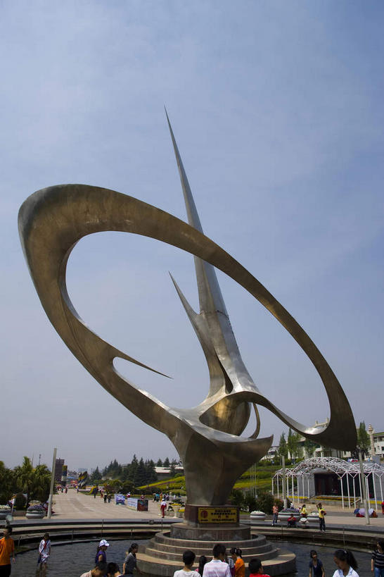 无人,家,竖图,室外,白天,仰视,旅游,度假,植物,标志建筑,地标,建筑,雕塑,昆明,中国,亚洲,阴影,艺术,装饰,环绕,围绕,光线,雕刻,雕像,影子,房屋,屋子,云,云朵,云彩,环抱,娱乐,建设,楼房,云南,住宅,树,树木,一个,蓝色,绿色,白云,蓝天,天空,阳光,自然,工艺品,天,享受,休闲,旅游胜地,放松,生长,晴朗,单个,成长,纪念,美术,主题,陈列,昆明市,东亚,世博园,云南省,中华人民共和国,省会,西南地区,功能,美学,滇,萦绕,晴空,彩图,低角度拍摄,房子,昆明世界园艺博览会,昆明世界园艺博览园,世界园艺博览园