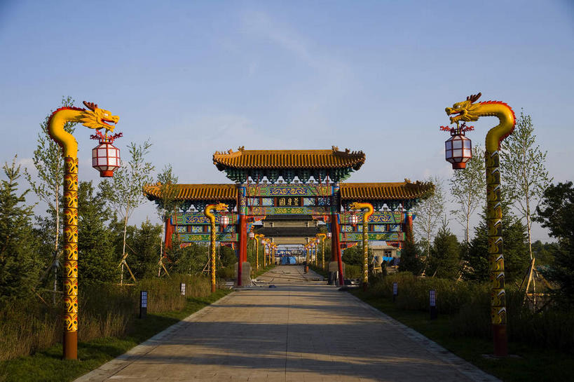 无人,横图,室外,白天,正面,旅游,度假,草地,草坪,名胜古迹,植物,标志建筑,道路,地标,建筑,路,路灯,照明,中国,亚洲,阴影,遗迹,光线,瓦片,影子,柱子,屋顶,屋檐,云,云朵,牌坊,牌楼,小路,灯光,交通,云彩,顶棚,古迹,文化,文物,娱乐,建设,古建筑,檐,灯,草,树,树木,两个,蓝色,绿色,白云,蓝天,天空,阳光,自然,天,享受,休闲,旅游胜地,放松,生长,晴朗,成长,纪念,黑,照亮,祭祀,照明设备,表彰,荣誉,古文明,东亚,黑龙江,黑龙江省,中华人民共和国,荣耀,东北地区,黑河,黑河市,晴空,彩图,传统文化,德都,五大连池,五大连池市