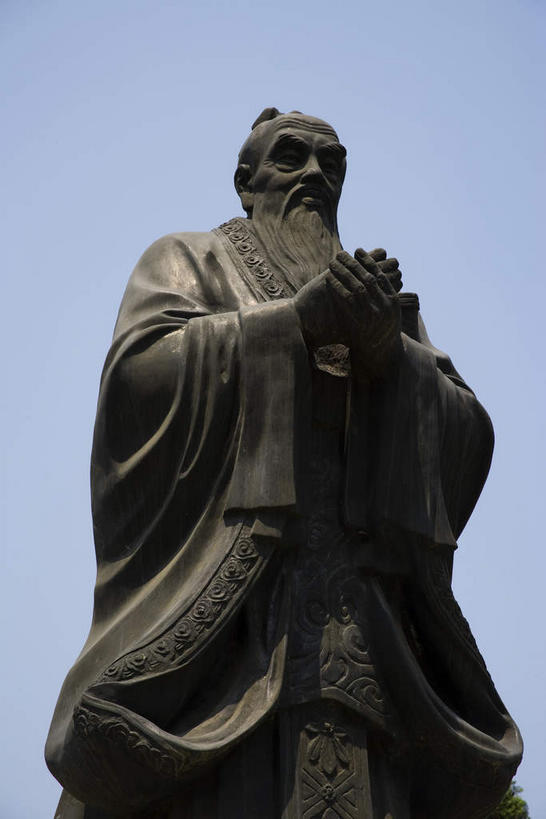 东方人,一个人,无人,寺庙,站,竖图,室外,白天,仰视,旅游,度假,名胜古迹,标志建筑,地标,建筑,雕塑,中国,亚洲,仅一个男性,仅一个人,阴影,服装,节日,遗迹,艺术,装饰,光线,雕刻,雕像,影子,燃烧,黄种人,古迹,文化,文物,娱乐,建设,古建筑,一个,衣服,蓝色,蓝天,天空,阳光,香火,工艺品,庙宇,天,祈祷,站着,仅一个老年男性,享受,休闲,健康,旅游胜地,放松,许愿,宗教,服饰,信仰,晴朗,单个,纪念,祈求,美术,衣着,穿着,主题,陈列,古文明,东亚,吉林,吉林省,儒家,文庙,孔子,万里无云,中华人民共和国,功能,美学,东北地区,吉,教育家,思想家,政治家,衣饰,孔丘,孔圣人,孔仲尼,仲尼,社会活动家,文学家,万世师表,至圣,至圣先师,平安,老年男性,男人,男性,亚洲人,晴空,晴空万里,站立,半身,彩图,低角度拍摄,庙,寺,吉林市,昌邑区,吉林文庙