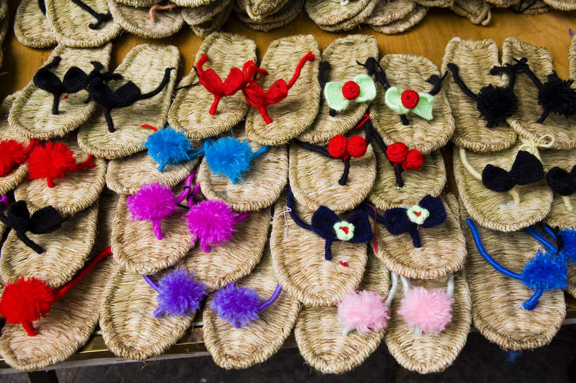 无人,横图,俯视,室外,特写,白天,购物,消费,静物,鞋子,中国,亚洲,一排,许多,整齐,并列,并排,凤凰,集市,市场,很多,排列,金融,草鞋,队列,平行,选购,贸易,东亚,湖南,湘西,湖南省,凤凰古城,中华人民共和国,华中地区,湘,湘西州,湘西土家族苗族自治州,凤凰县,彩图,高角度拍摄,凤凰古城千潭苗寨,山江镇