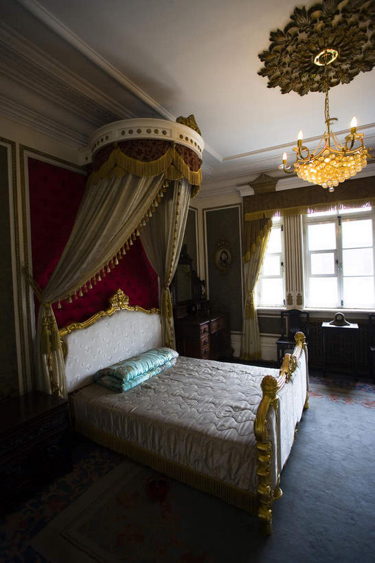 无人,博物馆,宫殿,竖图,室内,白天,正面,旅游,度假,名胜古迹,窗户,窗帘,床,地板,天花板,标志建筑,地标,建筑,照明,中国,亚洲,研究,遗迹,装饰,墙,灯光,床单,地面,教育,古迹,文物,娱乐,被子,建设,古建筑,吊灯,木地板,玻璃窗,墙壁,墙面,灯,一个,帘子,灯具,享受,休闲,遮阳,旅游胜地,放松,单人床,单个,展览,华丽,修饰,照亮,点缀,被单,宫廷,照明设备,欣赏,陈列,古文明,东亚,吉林,吉林省,长春,长春市,中华人民共和国,省会,衬托,美观,雅致,雅观,东北地区,吉,王宫,典藏,彩图,皇宫,宽城区,伪满皇宫博物院