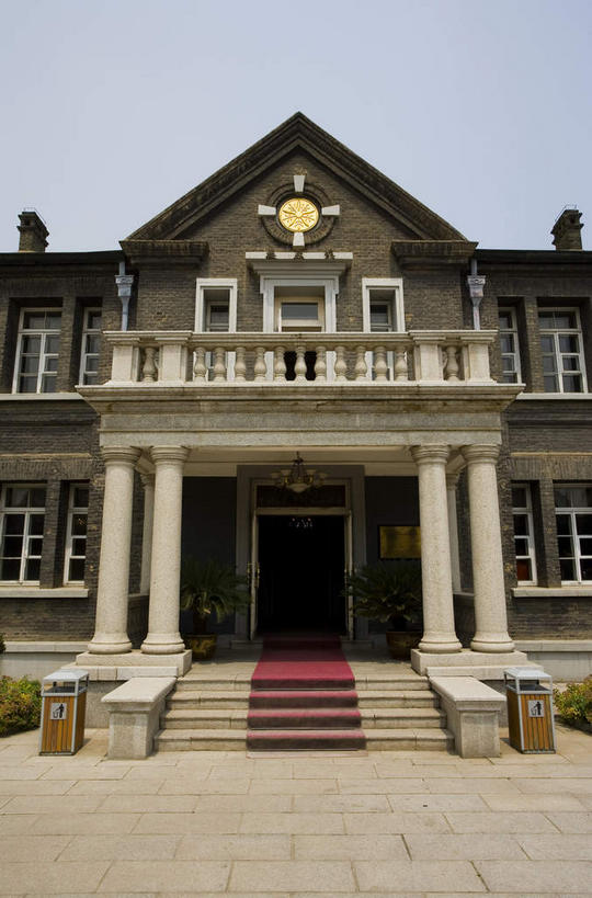 无人,博物馆,宫殿,竖图,室外,白天,正面,旅游,度假,名胜古迹,窗户,标志建筑,道路,地标,建筑,路,中国,亚洲,一排,许多,阴影,研究,遗迹,整齐,并列,并排,光线,影子,柱子,屋顶,小路,交通,很多,教育,顶棚,古迹,文物,娱乐,建设,古建筑,玻璃窗,排列,蓝色,蓝天,天空,阳光,天,享受,休闲,旅游胜地,放松,晴朗,展览,宫廷,队列,欣赏,平行,陈列,古文明,东亚,吉林,吉林省,长春,长春市,万里无云,中华人民共和国,省会,东北地区,吉,王宫,典藏,晴空,晴空万里,彩图,皇宫,宽城区,伪满皇宫博物院