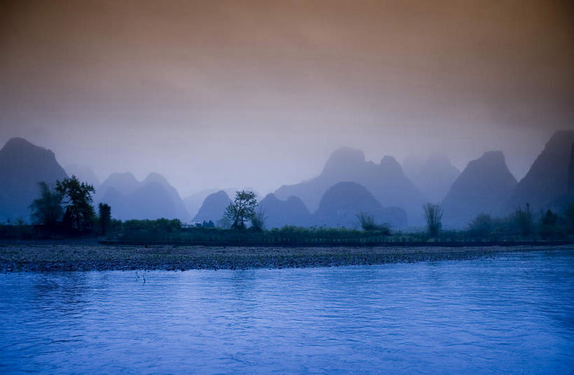 无人,横图,室外,白天,正面,旅游,度假,河流,石头,美景,日落,山,山脉,水,峡谷,桂林,中国,亚洲,石子,河水,景观,山峰,水流,晚霞,霞光,落日,山谷,山峦,背光,娱乐,倒影,自然,黄昏,群山,享受,休闲,景色,彩霞,放松,广西,倒映,岩层,自然风光,逆光,东亚,漓江,阳朔,广西壮族自治区,中华人民共和国,桂林市,桂,华南地区,夕照,反照,薄暮,阳朔县,兴坪,兴坪镇,石块,岩石,夕阳,彩图,傍晚,斜阳,阳朔相公山