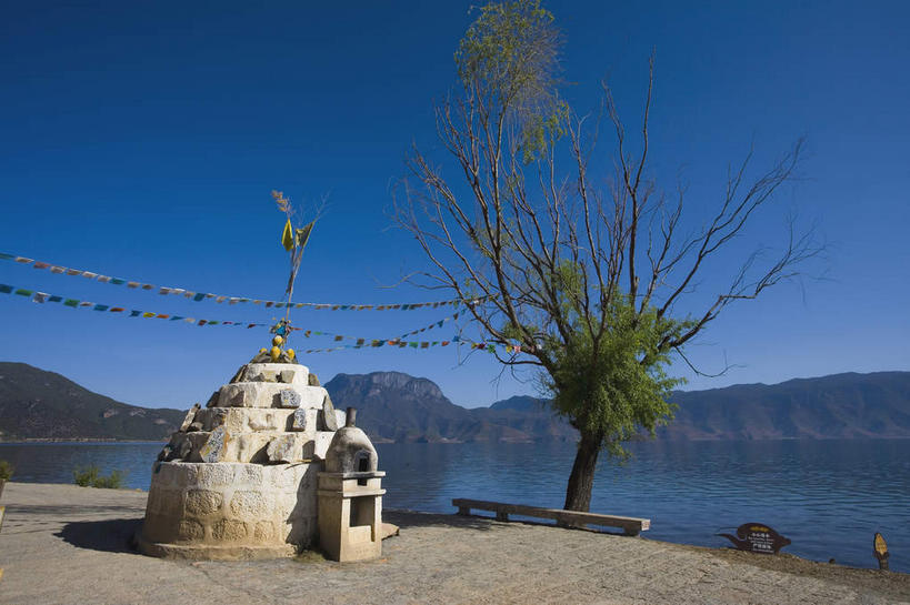 无人,家,横图,室外,白天,正面,旅游,度假,美景,山,山脉,植物,丽江,中国,亚洲,一排,许多,吊挂,悬挂,阴影,整齐,光线,影子,房屋,屋子,景观,山峰,山峦,很多,挂,娱乐,楼房,云南,经幡,住宅,树,树木,排列,蓝色,绿色,蓝天,天空,阳光,自然,群山,天,享受,休闲,景色,放松,四川省,生长,晴朗,成长,队列,自然风光,东亚,凉山彝族自治州,四川,盐源县,泸沽湖,凉山,云南省,万里无云,风马旗,中华人民共和国,西南地区,川,滇,丽江市,凉山州,晴空,晴空万里,彩图,房子,左所海,盐源,宁蒗彝族自治县,宁蒗县,鲁窟海子,亮海