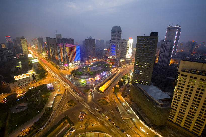 无人,高楼大厦,横图,俯视,航拍,彩色,室外,夜晚,长时间曝光,度假,美景,植物,窗户,落地窗,城市风光,城市,大厦,道路,建筑,路,路灯,摩天大楼,霓虹灯,公路,汽车,中国,亚洲,一排,许多,阴影,整齐,并列,并排,光线,影子,景观,建筑群,灯光,七彩,交通,很多,娱乐,光源,建设,霓虹,玻璃窗,车,灯,树,树木,排列,蓝色,绿色,蓝天,天空,自然,交通工具,轿车,天,享受,休闲,景色,放松,生长,成长,照明设备,鸟瞰,队列,载具,平行,曝光,玻璃幕墙,东亚,湖南,湖南省,中华人民共和国,省会,氖灯,华中地区,长沙,长沙市,湘,马路,彩图,高角度拍摄,大楼,高层建筑,高楼,摩天楼,长沙芙蓉广场