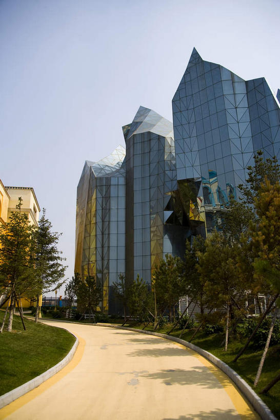 无人,高楼大厦,竖图,室外,白天,仰视,度假,美景,树林,植物,窗户,落地窗,城市风光,标志建筑,城市,大厦,道路,地标,建筑,路,摩天大楼,公路,中国,亚洲,一排,许多,阴影,整齐,并列,并排,光线,影子,景观,交通,很多,娱乐,建设,玻璃窗,树,树木,排列,蓝色,绿色,倒影,蓝天,天空,阳光,自然,天,享受,休闲,景色,放松,生长,晴朗,成长,倒映,队列,平行,玻璃幕墙,东亚,吉林,吉林省,长春,长春市,万里无云,中华人民共和国,省会,东北地区,吉,反照,晴空,晴空万里,马路,彩图,低角度拍摄,大楼,高层建筑,高楼,摩天楼,长春电影世纪城,长春净月国家高新技术产业开发区,长影世纪城,净月