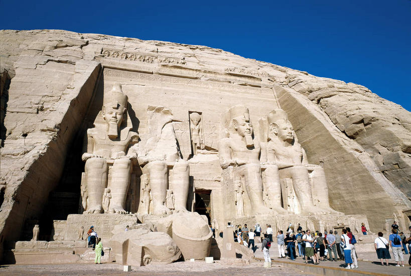 西方人,站,横图,室外,白天,仰视,城市,雕塑,欧洲,非洲,埃及,苏丹,黑人,欧洲人,行人,游客,游人,阴影,服装,艺术,装饰,光线,雕刻,雕像,影子,许多人,注视,休闲装,破坏,路人,旅客,破损,衣服,蓝色,蓝天,天空,阳光,工艺品,天,观察,看,站着,一群人,休闲,休闲服,服饰,晴朗,观看,纪念,美术,损坏,察看,古埃及,关注,主题,陈列,北非,万里无云,首府,阿拉伯埃及共和国,金字塔之国,棉花之国,功能,美学,阿斯旺,阿斯旺省,阿非利加洲,苏丹共和国,阿布辛贝神庙,拉美西斯二世神庙,过客,努比亚,阿布辛拜勒神庙,库赖迈,男人,男性,年轻男性,年轻女性,女人,女性,非洲人,晴空,晴空万里,站立,半身,彩图,低角度拍摄,努比亚文物遗址,努比亚遗址,阿布辛贝尔神庙雕像