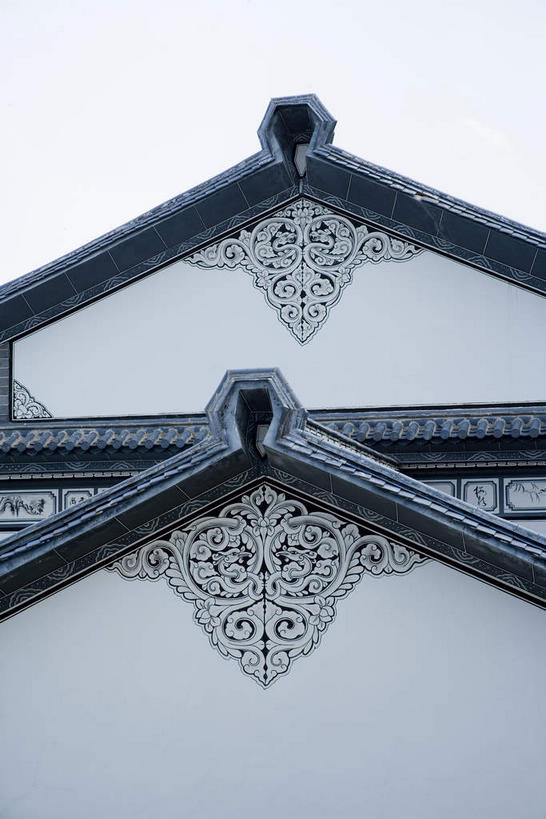 无人,寺庙,竖图,室外,白天,仰视,旅游,度假,名胜古迹,标志建筑,地标,建筑,大理,中国,亚洲,阴影,节日,遗迹,装饰,光线,纹路,瓦片,纹理,影子,墙,屋檐,燃烧,古迹,文化,文物,娱乐,建设,古建筑,云南,檐,墙壁,墙面,白色,灰色,天空,阳光,香火,庙宇,天,祈祷,享受,休闲,健康,旅游胜地,放松,许愿,宗教,信仰,纪念,华丽,修饰,祈求,点缀,古文明,东亚,云南省,肌理,中华人民共和国,西南地区,衬托,美观,雅致,雅观,崇圣寺,滇,大理州,大理白族自治州,平安,彩图,低角度拍摄,庙,寺,大理崇圣寺