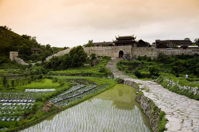 无人,家,农田,横图,室外,白天,正面,旅游,度假,农业,庄稼,农作物,美景,日落,树林,水,植物,道路,路,中国,亚洲,液体,房屋,墙,屋子,稻田,景观,水滴,晚霞,霞光,落日,小路,交通,娱乐,城墙,楼房,墙壁,墙面,住宅,树,树木,绿色,倒影,自然,黄昏,享受,休闲,景色,彩霞,放松,城楼,乡间小路,生长,成长,坚硬,倒映,自然风光,防御,东亚,贵州,贵州省,贵阳,中华人民共和国,省会,黔,西南地区,贵阳市,门楼,夕照,反照,薄暮,坚固,夕阳,彩图,耕地,庄稼田,傍晚,房子,斜阳,花溪区,青岩古镇,青岩镇