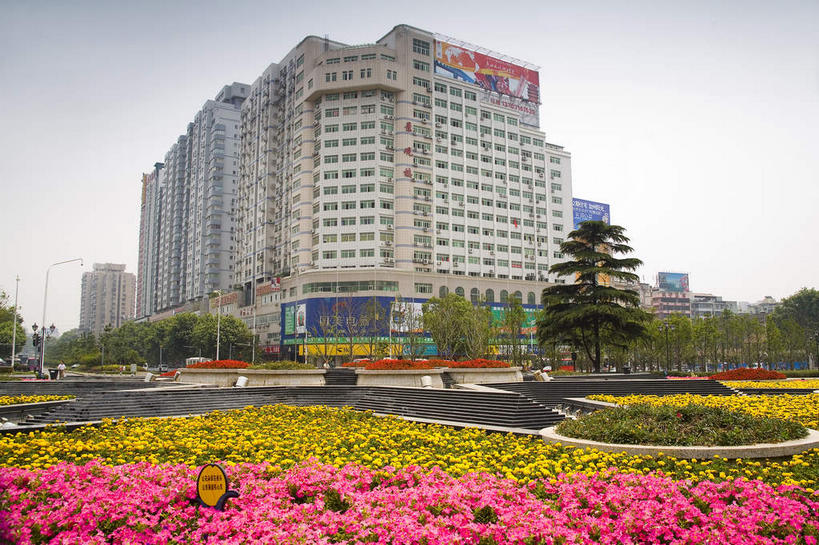 无人,高楼大厦,横图,室外,白天,仰视,度假,美景,植物,窗户,楼梯,城市风光,城市,大厦,建筑,摩天大楼,武汉,中国,亚洲,一排,许多,阴影,整齐,盛开,光线,信息,影子,阶梯,墙,景观,很多,花蕾,娱乐,海报,玻璃窗,广告,墙壁,墙面,台阶,花,花瓣,花朵,鲜花,树,树木,排列,粉色,黄色,蓝色,绿色,蓝天,天空,阳光,自然,天,花苞,花蕊,享受,休闲,景色,放松,生长,晴朗,成长,队列,宣传,东亚,湖北,湖北省,武昌区,武汉市,武昌,万里无云,中华人民共和国,省会,华中地区,鄂,晴空,晴空万里,彩图,低角度拍摄,大楼,高层建筑,高楼,摩天楼,招贴,洪山广场