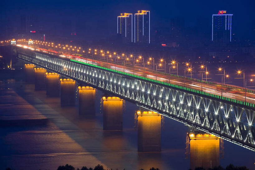 无人,高楼大厦,栏杆,横图,彩色,室外,夜晚,正面,旅游,度假,河流,水,标志建筑,大桥,大厦,地标,建筑,路灯,摩天大楼,霓虹灯,桥梁,武汉,中国,亚洲,一排,许多,阴影,整齐,光线,影子,柱子,河水,水流,围栏,桥,灯光,七彩,娱乐,光源,建设,护栏,霓虹,灯,排列,蓝色,蓝天,天空,天,享受,休闲,旅游胜地,放松,照明设备,队列,东亚,湖北,湖北省,武昌区,武汉市,武昌,跨线桥,武汉长江大桥,汉阳,中华人民共和国,省会,氖灯,华中地区,鄂,彩图,大楼,高层建筑,高楼,摩天楼,龟山,汉阳区,黄鹄山,蛇山