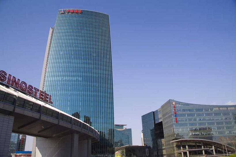 无人,高楼大厦,横图,室外,白天,仰视,旅游,度假,植物,窗户,落地窗,标志建筑,大厦,道路,地标,建筑,路,摩天大楼,北京,中国,亚洲,一排,许多,阴影,整齐,并列,并排,光线,影子,柱子,小路,交通,首都,很多,娱乐,建设,玻璃窗,树,树木,排列,蓝色,绿色,倒影,蓝天,天空,阳光,自然,天,享受,休闲,旅游胜地,放松,生长,晴朗,成长,倒映,队列,平行,玻璃幕墙,东亚,海淀区,中关村,万里无云,中华人民共和国,北京市,京,北平,华北地区,反照,晴空,晴空万里,彩图,低角度拍摄,大楼,高层建筑,高楼,摩天楼,国家自主创新示范区,中关村科技园,中钢国际广场,中关村西区