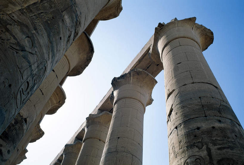 无人,横图,室外,白天,仰视,旅游,度假,名胜古迹,地标,非洲,埃及,一排,许多,阴影,遗迹,整齐,并列,并排,光线,纹路,纹理,影子,柱子,神庙,很多,古迹,历史,文物,娱乐,古建筑,排列,蓝色,蓝天,天空,阳光,天,享受,休闲,旅游胜地,放松,晴朗,神殿,队列,平行,古文明,万里无云,肌理,卢克索神庙,路克索神殿,鲁克索神殿,古代七大奇迹,阿拉伯埃及共和国,金字塔之国,棉花之国,阿非利加洲,晴空,晴空万里,彩图,低角度拍摄,标志性建筑