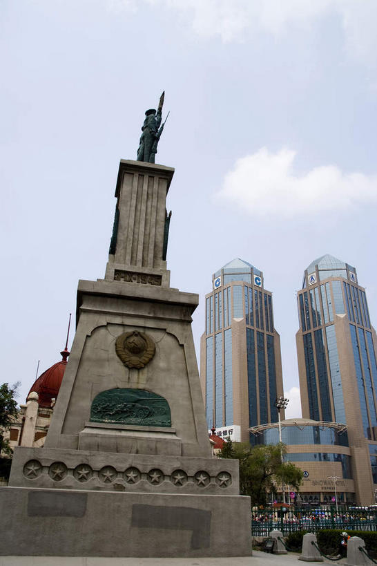 无人,高楼大厦,竖图,室外,白天,仰视,旅游,度假,植物,窗户,落地窗,标志建筑,大厦,地标,建筑,摩天大楼,雕塑,中国,亚洲,一排,许多,阴影,艺术,整齐,装饰,并列,并排,光线,纹路,雕刻,雕像,纹理,影子,云,云朵,塔,很多,云彩,娱乐,建设,玻璃窗,树,树木,排列,蓝色,绿色,白云,蓝天,天空,阳光,自然,工艺品,天,享受,休闲,旅游胜地,放松,生长,晴朗,成长,纪念,哈尔滨,黑,美术,队列,主题,平行,陈列,玻璃幕墙,东亚,黑龙江,黑龙江省,肌理,中华人民共和国,省会,功能,美学,东北地区,哈尔滨市,晴空,彩图,低角度拍摄,大楼,高层建筑,高楼,摩天楼,秦家岗,南岗区,红博广场