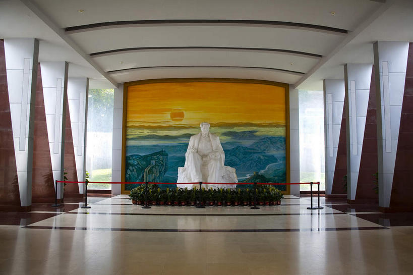 东方人,一个人,无人,博物馆,栏杆,坐,横图,室内,白天,正面,旅游,度假,植物,天花板,标志建筑,地标,建筑,雕塑,中国,亚洲,仅一个男性,仅一个人,一排,许多,服装,研究,艺术,整齐,装饰,并列,并排,环绕,围绕,毛泽东,瓷砖,地砖,雕刻,雕像,盆栽,柱子,大理石,围栏,盆景,地面,很多,教育,环抱,黄种人,娱乐,建设,护栏,排列,一个,衣服,绿色,倒影,自然,工艺品,仅一个老年男性,享受,休闲,旅游胜地,放松,服饰,主席,生长,单个,成长,纪念,展览,美术,倒映,领导,衣着,穿着,队列,欣赏,主题,平行,陈列,毛主席,东亚,湖南,湖南省,韶山,中华人民共和国,功能,美学,大理石制品,华中地区,湘,湘潭,湘潭市,二十八画生,润之,诗人,石三伢子,咏芝,革命家,理论家,首脑,战略家,萦绕,衣饰,反照,典藏,老年男性,男人,男性,亚洲人,坐着,彩图,全身,挂绳礼宾杆,栏杆柱,礼宾带,礼宾杆,礼宾杆围栏,礼宾栏,礼宾绳,礼宾柱,韶山市,毛泽东同志纪念馆,韶山毛泽东同志纪念馆,韶山毛泽东同志旧居陈列馆