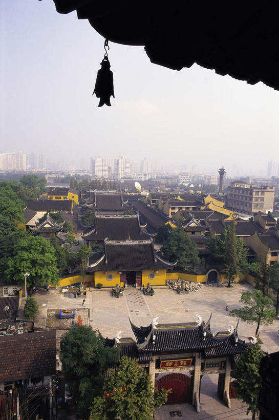 无人,寺庙,竖图,室外,白天,正面,旅游,度假,名胜古迹,植物,标志建筑,地标,建筑,上海,中国,亚洲,阴影,节日,遗迹,光线,瓦片,影子,屋檐,云,云朵,燃烧,云彩,古迹,文化,文物,娱乐,建设,古建筑,檐,树,树木,蓝色,绿色,白云,蓝天,天空,阳光,自然,香火,庙宇,天,祈祷,享受,休闲,健康,旅游胜地,放松,许愿,宗教,信仰,生长,晴朗,成长,纪念,祈求,申,古文明,东亚,龙华寺,徐汇区,上海市,中华人民共和国,沪,华东地区,平安,晴空,彩图,庙,寺