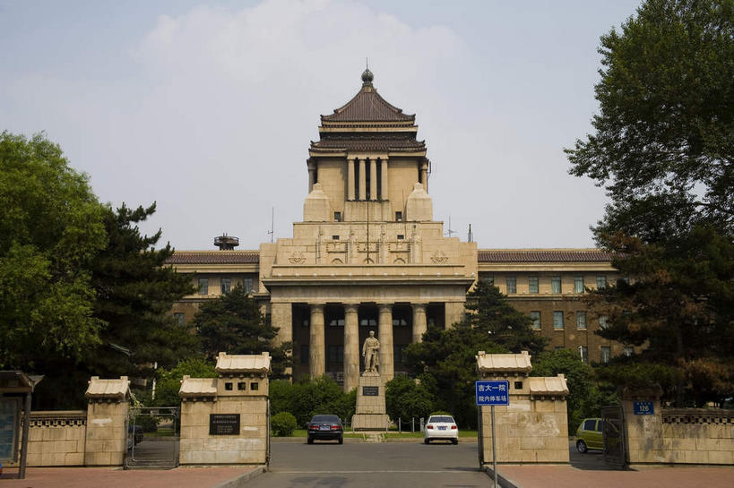 无人,学校,教学楼,横图,室外,白天,仰视,旅游,度假,植物,窗户,门,标志建筑,道路,地标,建筑,路,中国,亚洲,一排,许多,阴影,整齐,并列,并排,光线,影子,屋顶,云,云朵,小路,交通,很多,云彩,顶棚,娱乐,建设,校园,玻璃窗,树,树木,排列,蓝色,绿色,白云,蓝天,天空,阳光,自然,门框,天,享受,休闲,教室,旅游胜地,放松,生长,晴朗,成长,队列,平行,东亚,吉林,吉林省,长春,长春市,中华人民共和国,省会,东北地区,吉,晴空,彩图,低角度拍摄,教学大楼,吉林大学