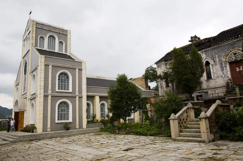 无人,家,栏杆,横图,室外,白天,仰视,旅游,度假,名胜古迹,植物,别墅,窗户,楼梯,门,标志建筑,道路,地标,建筑,路,中国,亚洲,遗迹,扶手,瓦片,房屋,阶梯,墙,屋檐,屋子,乌云,云,阴天,云朵,公寓,小路,交通,云彩,古迹,文物,娱乐,建设,古建筑,洋房,护栏,楼房,檐,玻璃窗,墙壁,墙面,台阶,住宅,树,树木,绿色,天空,自然,门框,天,享受,休闲,旅游胜地,放松,生长,成长,昏暗,阴沉,古文明,东亚,贵州,贵州省,贵阳,中华人民共和国,省会,黔,西南地区,贵阳市,彩图,低角度拍摄,房子,花溪区,青岩古镇,青岩镇