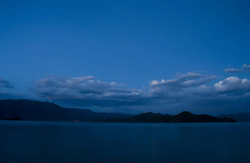 无人,横图,室外,白天,正面,旅游,度假,湖,湖泊,美景,山,山脉,水,丽江,中国,亚洲,阴影,波纹,光线,影子,湖面,景观,山峰,水流,水面,山峦,娱乐,云南,蓝色,倒影,蓝天,水纹,天空,阳光,自然,波浪,湖水,群山,天,享受,休闲,景色,放松,四川省,晴朗,倒映,自然风光,东亚,凉山彝族自治州,四川,盐源县,泸沽湖,凉山,云南省,万里无云,中华人民共和国,西南地区,川,滇,丽江市,凉山州,反照,晴空,晴空万里,彩图,左所海,盐源,宁蒗彝族自治县,宁蒗县,鲁窟海子,亮海