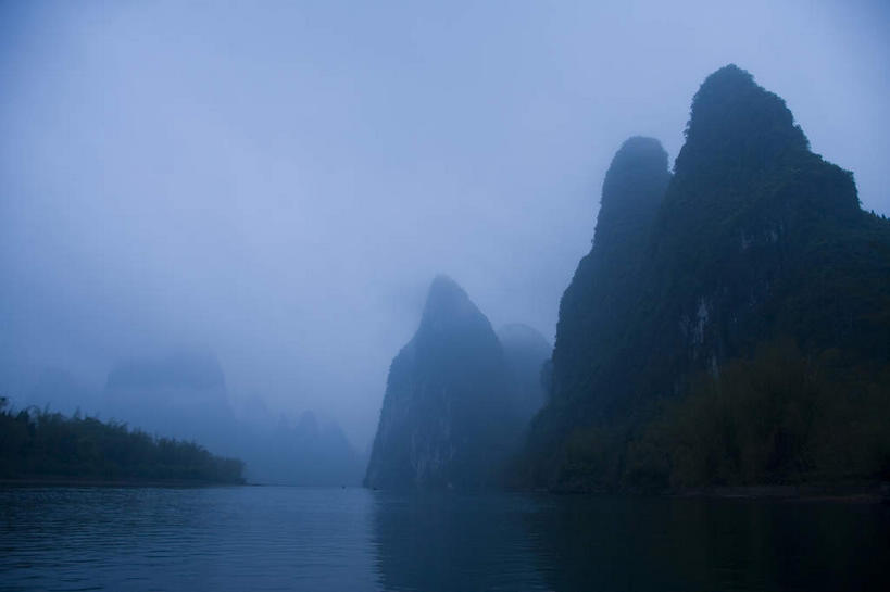 无人,横图,室外,白天,正面,旅游,度假,河流,石头,美景,日落,山,山脉,水,峡谷,雾,桂林,中国,亚洲,朦胧,模糊,石子,河水,景观,山峰,水流,晚霞,霞光,落日,山谷,山峦,背光,娱乐,倒影,自然,黄昏,群山,享受,休闲,景色,彩霞,放松,广西,迷雾,倒映,岩层,自然风光,逆光,东亚,漓江,阳朔,广西壮族自治区,中华人民共和国,桂林市,桂,华南地区,夕照,反照,薄暮,阳朔县,兴坪,兴坪镇,石块,岩石,大雾,夕阳,彩图,傍晚,斜阳,阳朔相公山