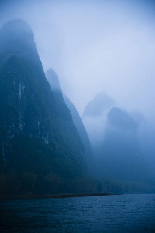 无人,竖图,室外,白天,正面,旅游,度假,河流,石头,美景,日落,山,山脉,水,峡谷,雾,桂林,中国,亚洲,朦胧,模糊,石子,河水,景观,山峰,水流,晚霞,霞光,落日,山谷,山峦,背光,娱乐,倒影,自然,黄昏,群山,享受,休闲,景色,彩霞,放松,广西,迷雾,倒映,岩层,自然风光,逆光,东亚,漓江,阳朔,广西壮族自治区,中华人民共和国,桂林市,桂,华南地区,夕照,反照,薄暮,阳朔县,兴坪,兴坪镇,石块,岩石,大雾,夕阳,彩图,傍晚,斜阳,阳朔相公山