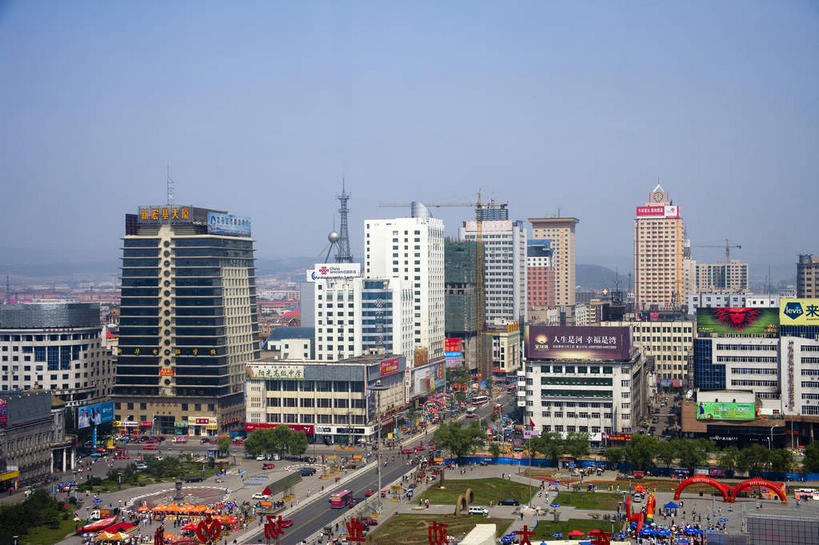 无人,高楼大厦,横图,俯视,航拍,室外,白天,度假,美景,植物,窗户,城市风光,城市,大厦,道路,建筑,路,摩天大楼,公路,汽车,中国,亚洲,一排,许多,阴影,整齐,光线,信息,标志,文字,影子,字符,墙,景观,交通,很多,娱乐,标识,建设,海报,玻璃窗,广告,墙壁,墙面,车,树,树木,排列,蓝色,绿色,蓝天,天空,阳光,自然,交通工具,轿车,天,享受,休闲,汉字,景色,放松,生长,晴朗,成长,黑,鸟瞰,队列,中文,载具,宣传,东亚,黑龙江,黑龙江省,万里无云,中华人民共和国,国文,华文,东北地区,牡丹江,牡丹江市,晴空,晴空万里,马路,彩图,高角度拍摄,大楼,高层建筑,高楼,摩天楼,招贴,西安区