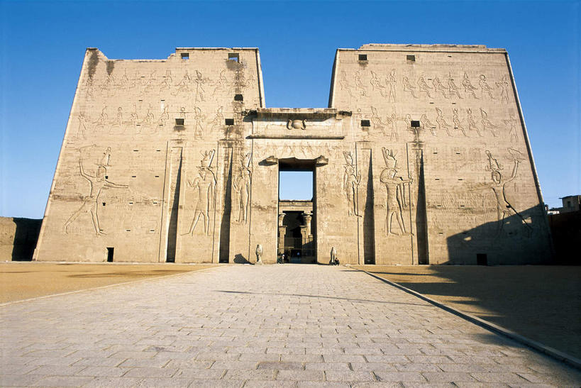 无人,寺庙,横图,室外,白天,仰视,旅游,度假,名胜古迹,植物,窗户,门,标志建筑,道路,地标,建筑,路,非洲,埃及,阴影,节日,枯萎,遗迹,光线,影子,墙,小路,枯草,交通,燃烧,古迹,文化,文物,娱乐,建设,古建筑,玻璃窗,墙壁,墙面,石板路,草,黄色,蓝色,蓝天,天空,阳光,香火,门框,庙宇,天,祈祷,享受,休闲,健康,旅游胜地,放松,许愿,宗教,信仰,晴朗,纪念,祈求,古文明,万里无云,阿拉伯埃及共和国,金字塔之国,棉花之国,阿非利加洲,埃德富,埃德富神庙,荷鲁斯神殿,平安,晴空,晴空万里,彩图,低角度拍摄,庙,寺