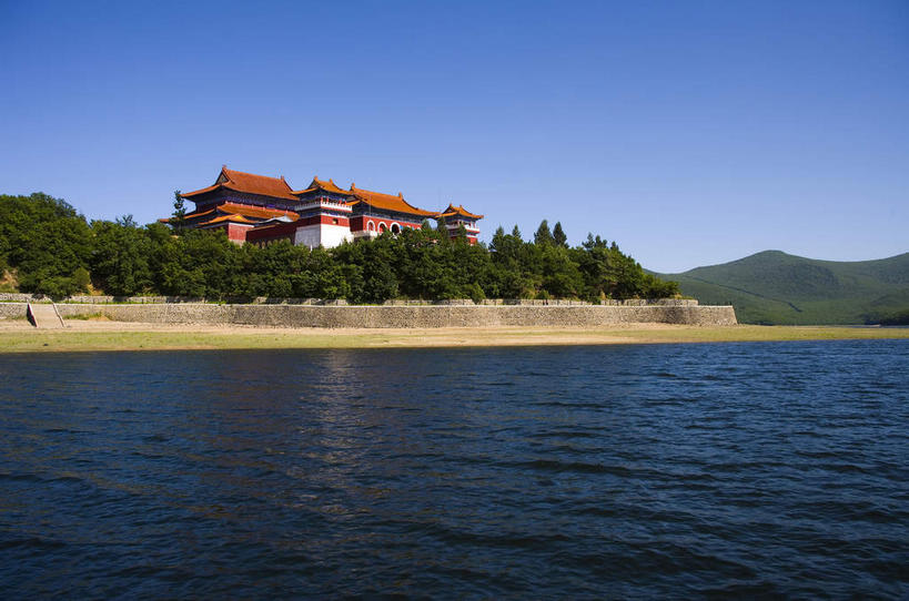 无人,家,横图,室外,白天,仰视,旅游,度假,湖,湖泊,美景,山,树林,水,植物,中国,亚洲,阴影,波纹,光线,瓦片,影子,房屋,屋檐,屋子,湖面,景观,山峰,水流,水面,褐色,涟漪,山峦,娱乐,楼房,檐,住宅,树,树木,蓝色,绿色,蓝天,水纹,天空,阳光,自然,波浪,湖水,天,享受,休闲,景色,放松,生长,晴朗,成长,黑,自然风光,东亚,黑龙江,黑龙江省,万里无云,中华人民共和国,水晕,东北地区,牡丹江,牡丹江市,晴空,晴空万里,彩图,低角度拍摄,房子,镜泊湖,镜泊湖国家级风景名胜区,镜泊湖景区,镜泊湖世界地质公园,宁安,宁安市