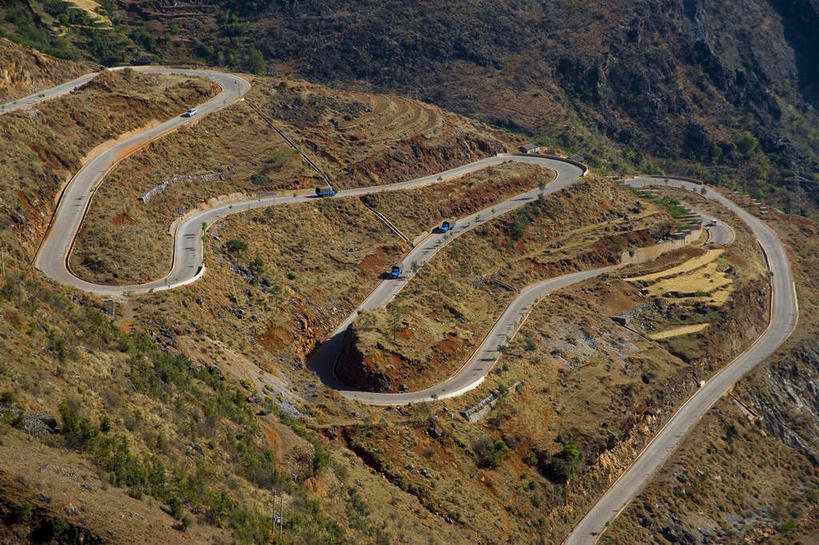 无人,横图,俯视,室外,白天,旅游,度假,石头,美景,山,山脉,植物,道路,路,丽江,中国,亚洲,阴影,枯萎,曲折,弯曲,光线,石子,影子,景观,山峰,悬崖,小路,枯草,交通,山峦,娱乐,云南,草,黄色,阳光,自然,群山,享受,休闲,景色,放松,蜿蜒,四川省,自然风光,东亚,凉山彝族自治州,四川,盐源县,泸沽湖,凉山,云南省,中华人民共和国,西南地区,川,绝壁,滇,丽江市,凉山州,石块,岩石,彩图,高角度拍摄,左所海,盐源,宁蒗彝族自治县,宁蒗县,鲁窟海子,亮海