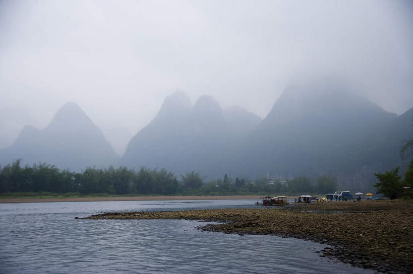 无人,横图,室外,白天,正面,旅游,度假,湖,湖泊,美景,沙滩,山,山脉,水,植物,雾,桂林,中国,亚洲,朦胧,模糊,沙子,河岸,河滩,湖面,景观,山峰,水流,水面,乌云,云,阴天,云朵,沙地,山峦,云彩,娱乐,树,树木,绿色,天空,自然,湖水,群山,天,享受,休闲,景色,放松,生长,成长,广西,迷雾,昏暗,阴沉,自然风光,东亚,漓江,阳朔,广西壮族自治区,中华人民共和国,桂林市,桂,华南地区,阳朔县,兴坪,兴坪镇,大雾,彩图,阳朔相公山