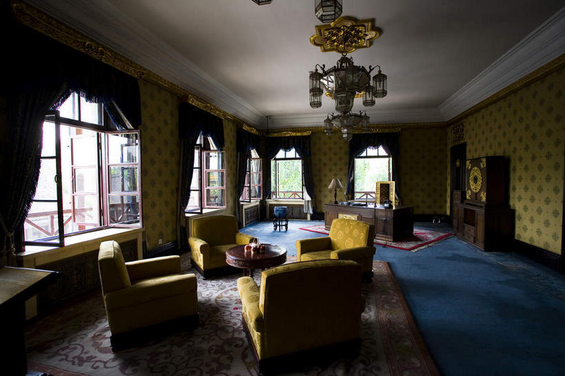 无人,博物馆,宫殿,横图,室内,白天,正面,旅游,度假,名胜古迹,窗户,窗帘,地板,地毯,沙发,天花板,桌子,标志建筑,地标,建筑,椅子,照明,中国,亚洲,研究,遗迹,装饰,编织,手工艺品,墙,灯光,织物,地面,教育,古迹,文物,娱乐,建设,书桌,古建筑,吊灯,木地板,玻璃窗,墙壁,墙面,灯,一个,蓝色,帘子,课桌,工艺品,灯具,享受,休闲,遮阳,旅游胜地,放松,单个,展览,华丽,修饰,照亮,点缀,宫廷,照明设备,欣赏,陈列,布艺沙发,古文明,东亚,吉林,吉林省,长春,长春市,中华人民共和国,省会,衬托,美观,雅致,雅观,东北地区,吉,王宫,典藏,彩图,皇宫,宽城区,伪满皇宫博物院