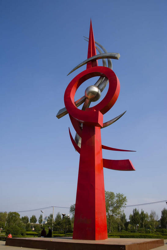 无人,学校,教学楼,竖图,室外,白天,仰视,旅游,度假,植物,标志建筑,地标,建筑,雕塑,中国,亚洲,阴影,艺术,装饰,光线,雕刻,雕像,影子,娱乐,建设,校园,树,树木,一个,红色,蓝色,绿色,蓝天,天空,阳光,自然,工艺品,天,享受,休闲,教室,旅游胜地,放松,生长,晴朗,单个,成长,纪念,黑,美术,主题,陈列,东亚,黑龙江,黑龙江省,万里无云,中华人民共和国,功能,美学,东北地区,齐齐哈尔,齐齐哈尔市,晴空,晴空万里,彩图,低角度拍摄,教学大楼,齐大,齐齐哈尔大学