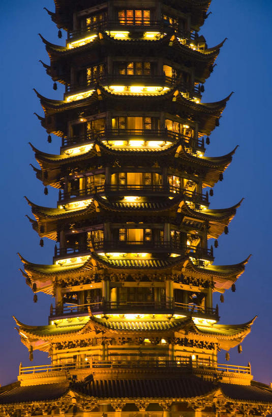 无人,寺庙,竖图,室外,夜晚,正面,旅游,度假,名胜古迹,标志建筑,地标,建筑,夜景,桂林,中国,亚洲,阴影,节日,遗迹,光线,瓦片,影子,屋檐,塔,灯光,燃烧,古迹,文化,文物,娱乐,建设,古建筑,檐,香火,庙宇,祈祷,享受,休闲,健康,旅游胜地,放松,许愿,宗教,信仰,纪念,广西,祈求,古文明,东亚,漓江,阳朔,杉湖,广西壮族自治区,中华人民共和国,桂林市,桂,华南地区,阳朔县,秀峰区,榕湖,桃花江,平安,彩图,庙,寺,桂湖,桂林山水,桂林日月塔,日月双塔,榕杉湖,榕杉湖景区,壕塘,两江四湖,木龙湖,漂帛塘,西清宝贤壕