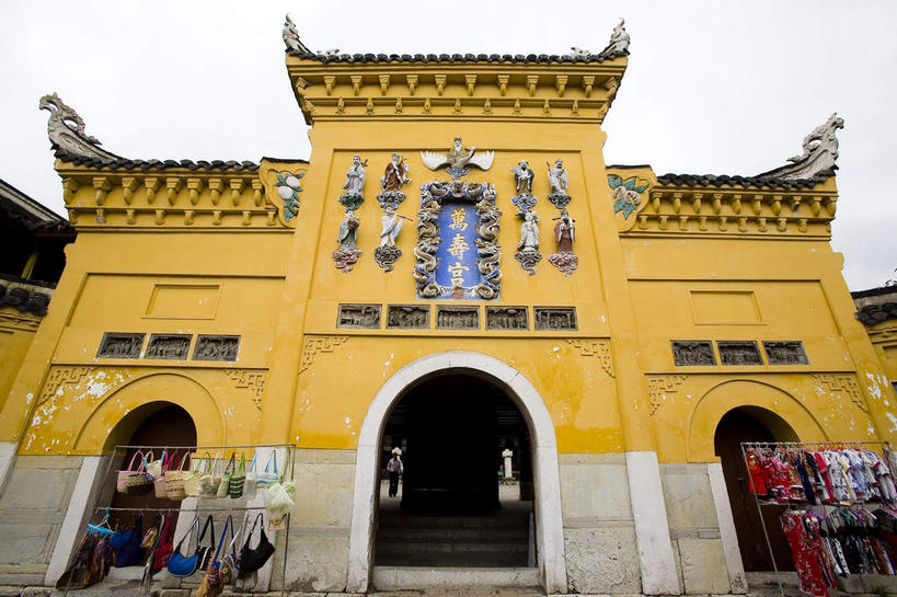 无人,横图,室外,白天,仰视,旅游,度假,名胜古迹,植物,窗户,门,标志建筑,道路,地标,建筑,路,中国,亚洲,遗迹,瓦片,墙,屋檐,乌云,云,阴天,云朵,牌坊,牌楼,小路,交通,云彩,古迹,文化,文物,娱乐,建设,古建筑,檐,玻璃窗,墙壁,墙面,树,树木,黄色,绿色,天空,自然,门框,天,享受,休闲,旅游胜地,放松,生长,成长,纪念,祭祀,昏暗,阴沉,表彰,荣誉,古文明,东亚,贵州,贵州省,贵阳,中华人民共和国,省会,黔,西南地区,贵阳市,荣耀,彩图,低角度拍摄,传统文化,花溪区,青岩古镇,青岩镇