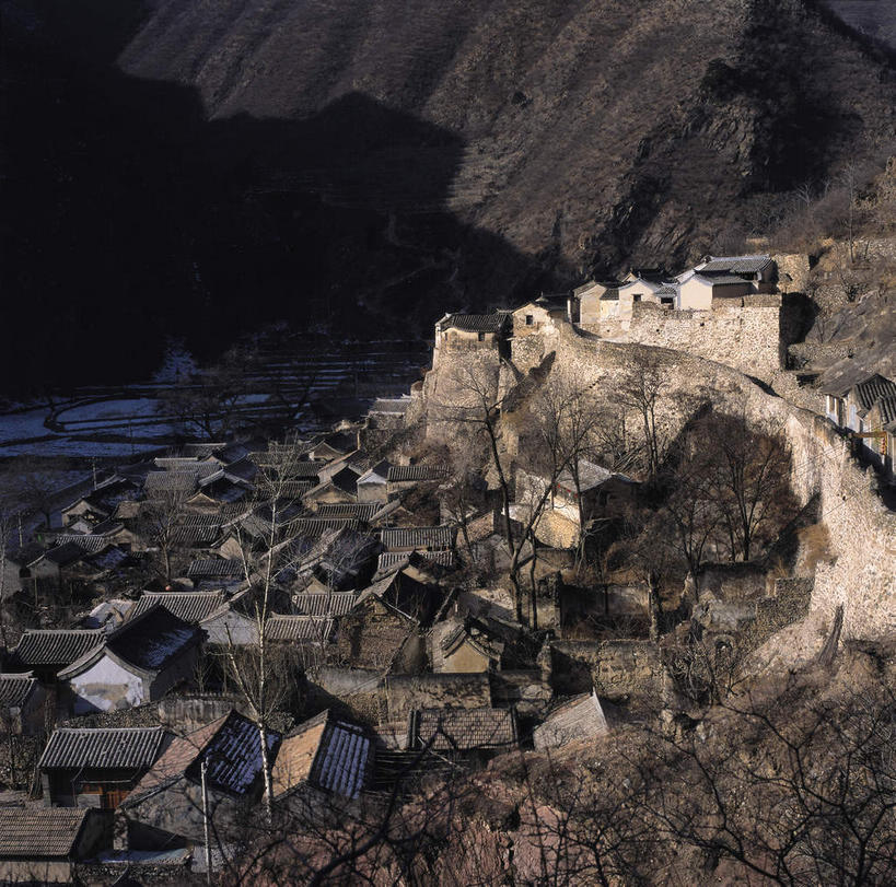 无人,家,横图,俯视,航拍,室外,白天,旅游,度假,石头,美景,山,山脉,峡谷,中国,亚洲,阴影,光线,石子,瓦片,影子,房屋,屋顶,屋檐,屋子,景观,山峰,悬崖,山谷,山峦,顶棚,娱乐,楼房,檐,住宅,阳光,自然,群山,享受,休闲,景色,放松,岩层,鸟瞰,自然风光,东亚,山西,山西省,碛口,中华人民共和国,华北地区,绝壁,晋,吕梁,吕梁市,石块,岩石,彩图,高角度拍摄,房子,临县,李家山村,碛口古镇,碛口镇