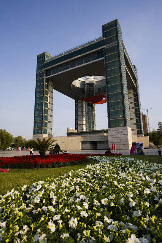 无人,竖图,室外,白天,仰视,旅游,度假,草地,草坪,花海,花圃,植物,标志建筑,地标,建筑,叶子,雕塑,中国,亚洲,阴影,艺术,装饰,盛开,光线,雕刻,雕像,影子,柱子,塔,花蕾,娱乐,建设,草,花,花瓣,花朵,花卉,鲜花,一个,黄色,红色,蓝色,绿色,蓝天,天空,阳光,工艺品,花丛,花束,花田,天,花苞,花蕊,享受,休闲,旅游胜地,放松,晴朗,单个,纪念,美术,主题,陈列,东亚,吉林,吉林省,万里无云,中华人民共和国,功能,美学,东北地区,吉,晴空,晴空万里,彩图,低角度拍摄,吉林市,昌邑区,吉林世纪广场