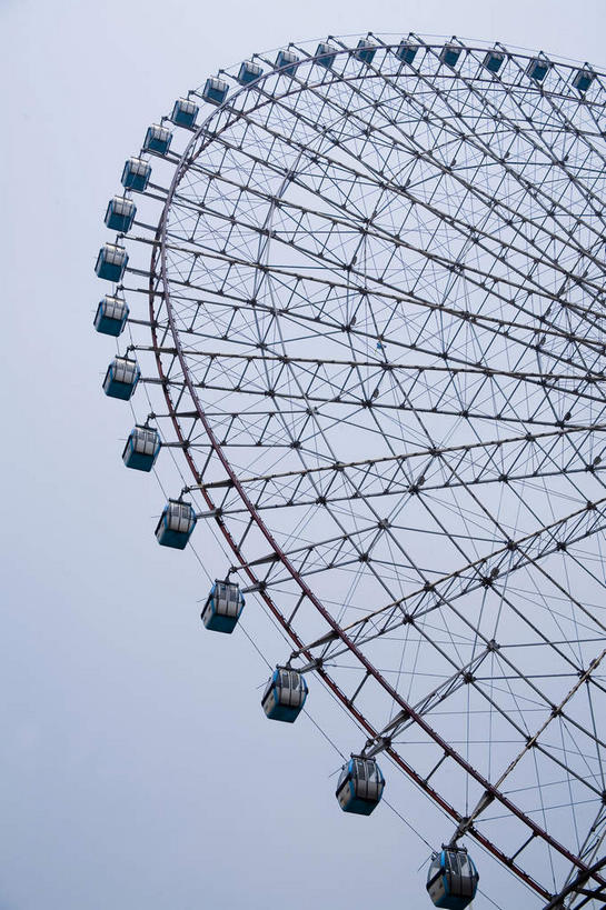 无人,游乐园,竖图,室外,白天,仰视,旅游,度假,游戏,标志建筑,地标,建筑,游乐场,中国,亚洲,环绕,围绕,乌云,云,阴天,云朵,摩天轮,玩,云彩,环抱,娱乐,建设,架子,天空,天,享受,休闲,旅游胜地,放松,游乐设施,活动,支撑,固定,昏暗,阴沉,发泄,消遣,智力,东亚,湖南,湖南省,费里斯大转轮,中华人民共和国,省会,宣泄,乐园,华中地区,长沙,长沙市,湘,主题公园,萦绕,游艺设施,玩耍,嬉戏,彩图,低角度拍摄,人造公园,主题乐园,天心区,贺龙体育场,贺龙体育文化中心,新世纪文化中心