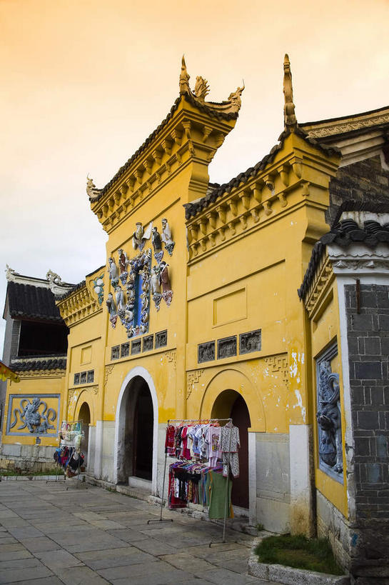 无人,竖图,室外,白天,仰视,旅游,度假,名胜古迹,植物,窗户,门,标志建筑,道路,地标,建筑,路,中国,亚洲,遗迹,瓦片,墙,屋檐,乌云,云,阴天,云朵,牌坊,牌楼,小路,交通,云彩,古迹,文化,文物,娱乐,建设,古建筑,檐,玻璃窗,墙壁,墙面,树,树木,黄色,绿色,天空,自然,门框,天,享受,休闲,旅游胜地,放松,生长,成长,纪念,祭祀,昏暗,阴沉,表彰,荣誉,古文明,东亚,贵州,贵州省,贵阳,中华人民共和国,省会,黔,西南地区,贵阳市,荣耀,彩图,低角度拍摄,传统文化,花溪区,青岩古镇,青岩镇