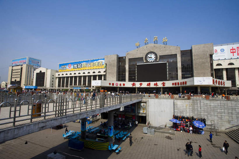 东方人,栏杆,火车站,走,横图,室外,白天,仰视,旅游,度假,石头,门,标志建筑,道路,地标,建筑,路,公路,车站,汽车,中国,亚洲,一排,行人,阴影,服装,整齐,时间,光线,标志,石子,时钟,文字,影子,字符,天桥,围栏,钟楼,桥,站台,交通,许多人,计时,休闲装,黄种人,娱乐,标识,建设,护栏,月台,路人,车,排列,衣服,蓝色,蓝天,天空,阳光,门框,钟表,交通工具,轿车,天,一群人,享受,休闲,休闲服,汉字,表,旅游胜地,放松,服饰,晴朗,人行桥,哈尔滨,黑,队列,中文,载具,东亚,黑龙江,黑龙江省,万里无云,中华人民共和国,省会,国文,华文,塔钟,东北地区,哈尔滨市,过客,男人,男性,年轻男性,年轻女性,女人,女性,亚洲人,钟,石块,晴空,晴空万里,马路,步行,散步,走路,彩图,低角度拍摄,全身,铁路车站,铁路站,秦家岗,南岗区,哈尔滨火车站,哈尔滨站,秦家岗站,松花江站