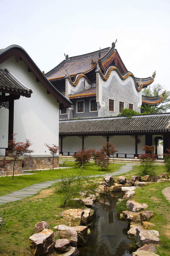 无人,学校,教学楼,竖图,室外,白天,正面,旅游,度假,草地,草坪,名胜古迹,植物,标志建筑,道路,地标,建筑,路,中国,亚洲,阴影,曲折,弯曲,遗迹,光线,瓦片,影子,柱子,墙,屋顶,屋檐,小路,交通,顶棚,古迹,文物,娱乐,建设,古建筑,校园,檐,墙壁,墙面,草,树,树木,绿色,天空,阳光,自然,天,享受,休闲,教室,旅游胜地,放松,蜿蜒,生长,成长,古文明,东亚,湖南,湖南省,中华人民共和国,省会,华中地区,长沙,长沙市,湘,彩图,教学大楼,岳麓山,岳麓山风景名胜区,岳麓书院